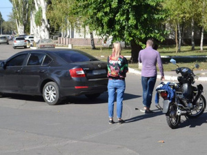 В центре Покровска произошло ДТП с участием легкового автомобиля и скутера