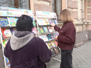 Дитячі історії просто неба: покровські бібліотекарі провели в Дніпрі вуличну акцію