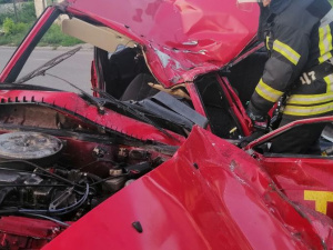 Смертельное ДТП в Покровске: достать погибших из автомобиля помогали спасатели