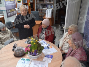 Віддані рідному місту: фахівці УСЗН привітали покровчанок-переселенок