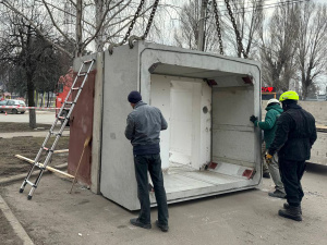 У Покровську почали встановлювати наземні бетонні укриття (додано відео)