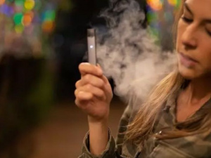 В Украине хотят запретить курение электронных сигарет в общественных местах