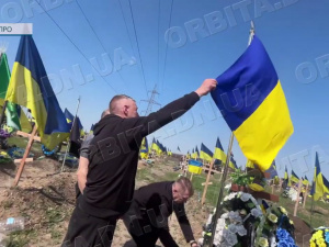 Прапор пам’яті: покровські комунальники встановили флагшток на могилі полеглого захисника