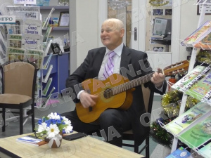 Творчість рятує та зцілює: селидівчанин Віктор Рева створив нову авторську збірку