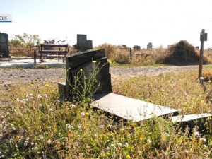 Вандали чи стихія: на кладовищі Покровська зруйновано кілька пам'ятників