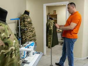 Підприємець з Добропілля налагодив виробництво військової форми у Києві