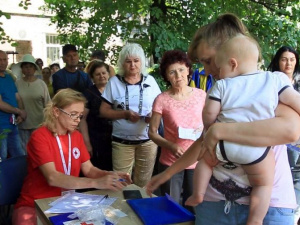 Червоний Хрест та Молодь Метінвесту допомагають громадам Донеччини