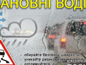 Как обезопасить себя на дороге в дождливую погоду: советы для водителей и пешеходов