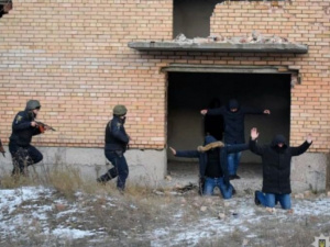 Поліція знешкодила озброєних злочинців і звільнила заручницю: навчальна спецоперація у Покровську