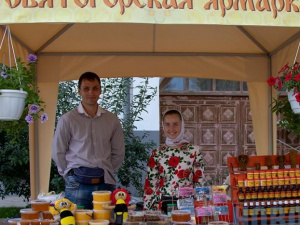 «Святой» мед и монастырские цветы: В Святогорской Лавре проходит ярмарка
