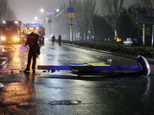 В Покровске столб, сбитый фурой, перекрыл улицу Защитников Украины и повредил иномарку