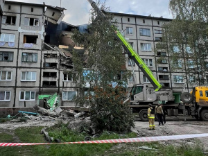 У Білозерському ворожий БпЛА влучив у житлову 5-поверхівку, є поранені