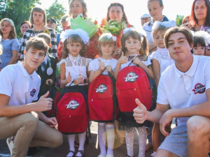 День знаний в Донецкой области: подарки от благотворителей и встреча с хоккеистами
