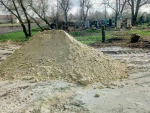 На кладовища Покровської громади завезено пісок