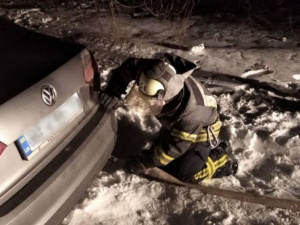 У Гришиному рятувальники вилучили автомобіль зі снігового замету