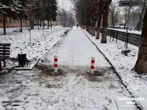 Пішохідні зони Покровська огороджують антипаркувальними стовпчиками