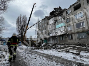 Провали від даху і до другого поверху: в Покровську триває розбір будинку після обстрілу