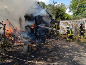 У Покровську добровольці-рятувальники загасили пожежу, яка ледве не знищила два приватні будинки
