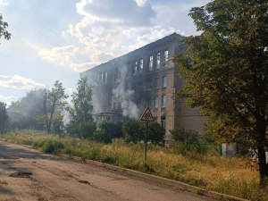 У Родинському внаслідок обстрілів поранено двох мирних жителів, зайнялася гімназія