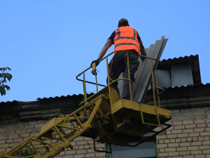 Негода пошкодила покрівлі в Покровську: КП «Господар» проводить відновлювальні роботи