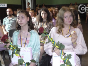 У Добропіллі привітали випускників і кращих відзначили золотими та срібними медалями