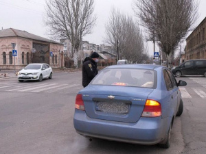 Полицейские Покровска напомнили водителям и пешеходам о необходимости соблюдения ПДД