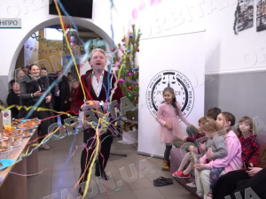 Поліцейські, військові й волонтери подарували свято дітям-переселенцям у Дніпрі