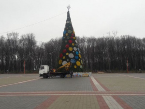 В Покровске начали демонтаж городской елки