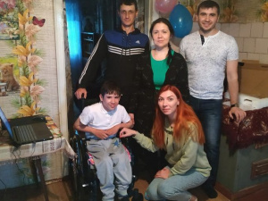 Добропольские активисты поздравили с днем рождения мальчика с особыми потребностями Родиона Губарца