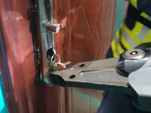 В Покровске спасатели открывали двери квартиры, в которой умерла женщина