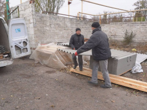 Прибирають вулиці, ремонтують покрівлі та мережі: в Родинському працює КП «Господар»