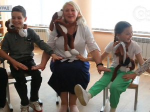 50 собак-обіймак отримали діти Мирнограда за проектом хібукі-терапії