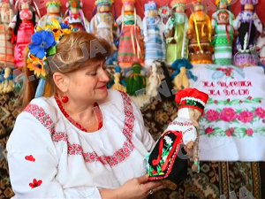 Український оберіг: Ганна Мацько з Новогродівської громади шиє ляльки-мотанки в евакуації
