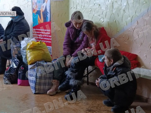 Втеча від обстрілів: сім’ї з дітьми залишають Синельниківщину