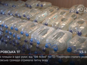 З місця подій. Покровська громада отримала питну воду від «БФ Acted» та ГО «Територія сталого розвитку»