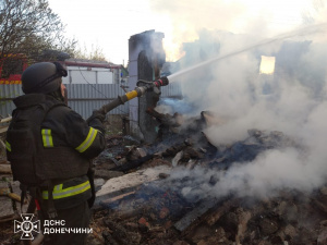 У Родинському внаслідок обстрілу загорівся приватний будинок
