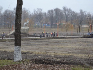 В Покровске началось строительство трех мультифункциональных спортивных площадок