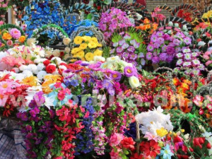 Живые цветы или пластик в память об усопших – выбор за вами