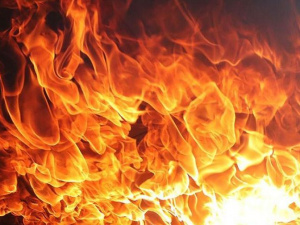 Спасатели тушили пожар в гараже частного домовладения в Мирнограде