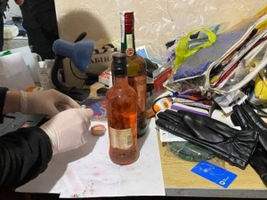 На Київщині жінка труїла своїх колишніх алкогольними подарунками