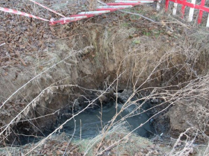 В Мирнограде – очередной провал на магистральном канализационном коллекторе