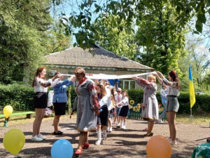 З танцями і виставкою: у Новотроїцькому яскраво відзначили День вишиванки