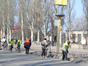 В Покровске чистят дороги от посыпочного материала