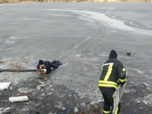 Рятувальники Мирнограда допомогли чоловіку вибратись з крижаної пастки