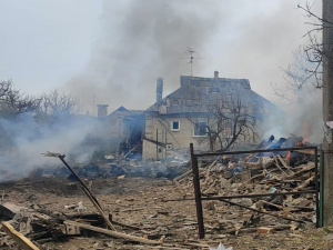 Одна людина загинула, четверо поранені через масовані обстріли Донеччини 24 березня