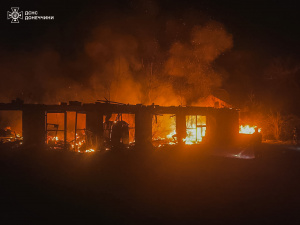 Обстріл Донеччини: у Гірнику рятувальники гасили пожежі в будівлі та гаражах