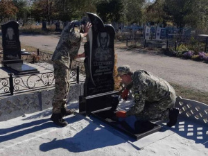 У Покровську та Мирнограді впорядкували місця поховання загиблих військовослужбовців