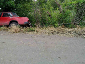 У Селидовому автівка опинилась у кюветі. Вибратись допомагали рятувальники