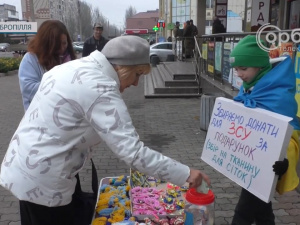 Обіцяла і виконала: юна добропільчанка знову зібрала гроші для ЗСУ, продаючи сувеніри