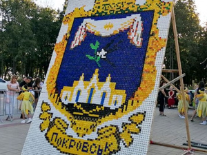 В Покровске сложили огромный герб города из пластиковых крышечек